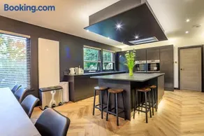 FAMILY FRIENDLY, HOT TUB, Fire Pit, Spacious & Modern - Image 3
