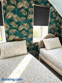 Twin single bedroom perfect for contractors and football fans - Image 4