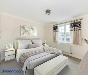 Spacious 2-Bed Family Flat in Wimbledon Near Tube - Image 1