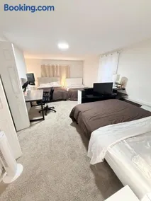 4 bedrooms 5 beds Free Parking Private entry - Image 3