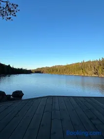 Unique waterfront cabin with stunning views - Image 5