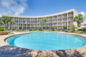 Inviting bayfront suite with water views picnic area & pool - Image 3
