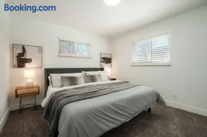 5-Bedrooms! Stylish and Modern Home, Pets Welcome! - Image 1