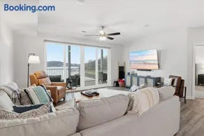 Peaceful, Newly Built Lakefront Condo, w/ PWC Slip, Screened Balcony, 2 Pools & Elevator - Image 3
