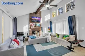 Charming Vacation Bungalow - Image 3