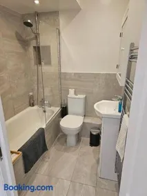 StayZen Apartments - Free Parking & Private Garden Ground Floor Central Woking - Business & Leisure - Image 5