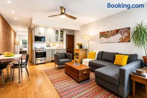 Stylish Harlem Duplex with Private Patio Near Central Park - Image 2