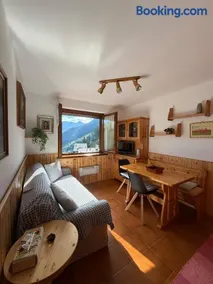 Comfortable home on the slopes, with a view and a ski room - Image 3