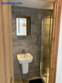 A peaceful ensuite room in a friendly home - Image 4