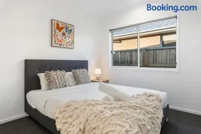 Relax Ready 4BR Near Bayside and Shops Workspace - Image 2