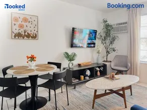 Chic 1BR Near Faena Walk to Beach Sleeps 4 - Image 4