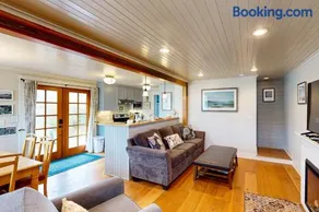 Rockaway Beach Bungalow - Image 4