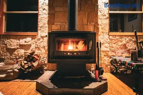 Serenity Rainforest Retreat With Breathtaking Gold Coast Views - Sleeps 4 - 6 people - Shared Home - Image 3