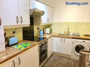 Stylish Apartment With Secure Parking Close to City - Image 3