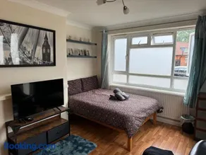 Huge and affordable 3 bedroom flat in Hammersmith for 7 people with welcome breakfast - Image 4