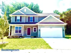 Newly Built Spacious Quiet 3 Bed Rm House with Backyard and Parking - Image 3