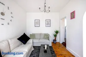 Greener Stays - A Beautiful 3-double bedroom House - Image 2