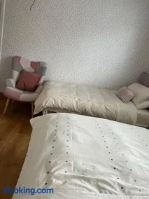 Triple Room with Private Bathroom at Caroline's Guest House, River Street, Clara - Image 2