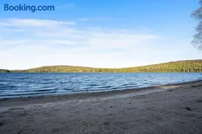 Lake St Peter Family Retreat with BBQ, Fire Pit and Scenic Views - Image 3