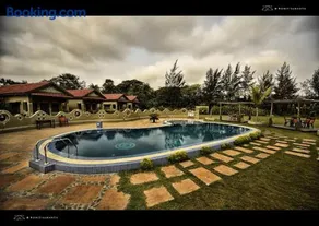 Breathing Earth - Rooms and Pool - Image 1