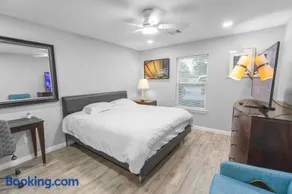 Spacious 4BR I Private backyard Sleeps 8 I Near NRG Med Center & DT - Image 2