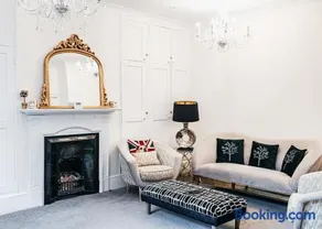 Central Windsor Spacious Three Double BedRooms, Two Living Room, Kitchen Entire Apartment over three floors Steps from Windsor Castle, station, long walk and restaurants Royal Residence Retreat Windsor - Image 2