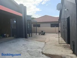 Lapeng Mogwase Free Parking-Free WIFI - Image 5