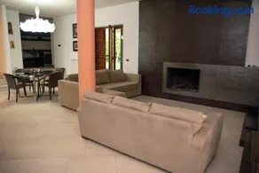Attraente villa con barbecue, piscina privata e giardino | Vista sul giardino - Image 2