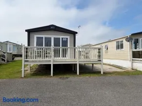 Caravan by the sea Trecco Bay - Image 1