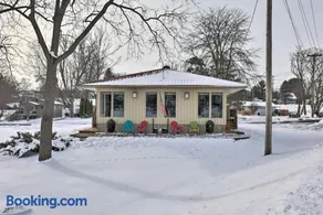 Pet-Friendly Retreat w/ Deck: Steps to Marina! - Image 2