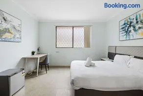 Double Bed - Quiet Greystanes Stay Near M4 with Shared Bathrooms and Amenities - Image 5