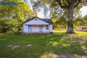 3 bed 2 bath Renovated Home Near the Lake - Image 1