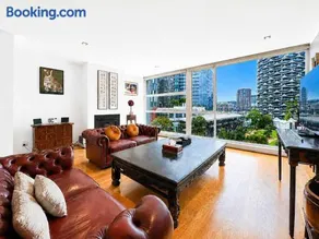 Lux Docklands District 3-level TH *FreeParking - Image 3