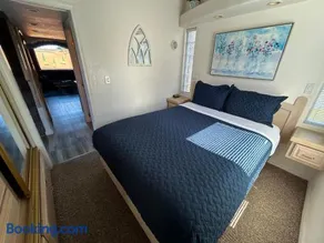 Ocean Cabin 28 w Private Jacuzzi Pet Friendly - Image 2