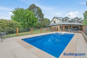 Magnolia Cottage - large family home pool & spa - Image 1