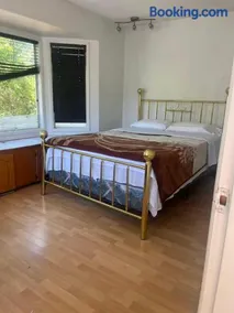 six bedroom house - Image 1