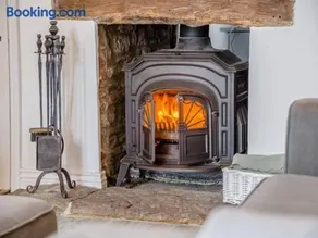 2 bedroom cosy cottage with hot tub in hambrook close to Bristol City Centre - Image 4