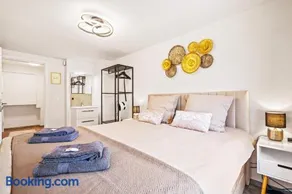 A&Y LakeHouse Golden Swan - Image 3