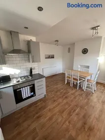 Cosy 3 Bed house with garden 5 min walk from Doncaster Racecourse - Image 2