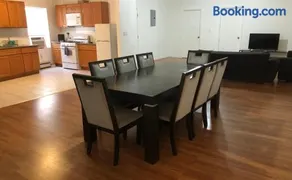 Large apartment, sleeps up to 8 people comfortably, direct NYC Manhattan train only 5 minute walk away - Image 1