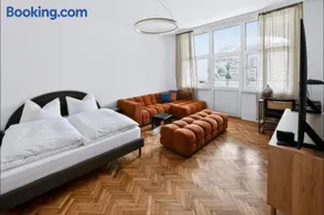 Huge Central Designer Loft with Tyrolean Flair - Image 4
