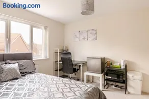 Large Double Room & Private EnSuite Bathroom, Badbury Park, Swindon, Near Great Western Hospital - Image 3