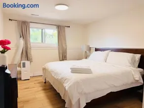 Peaceful 2-bedroom, 1-bath daylight suite with private entrance - Image 2