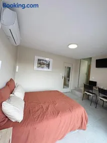 Chambre climatisée et salle de bain privatives, parking - Image 3