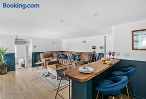 Coombe Bank - Seaboard spirit, contemporary chic with parking close to beach - Image 1