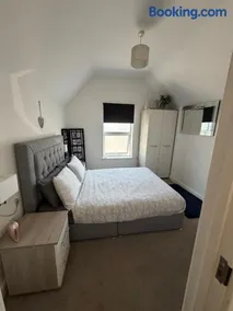 One Bed Flat Close to Station & River - Image 3