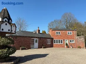 Courtyard Cottage at Pudleston Court - Image 2