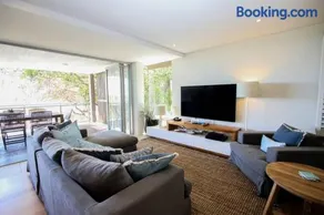 Waves 8 - Beachfront with pool - Image 4
