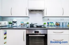 Monmouth House Aylesbury Premier Quality Accommodation For Larger Families Contractors And Professionals Sleeps Up to 6 Guests - Image 1