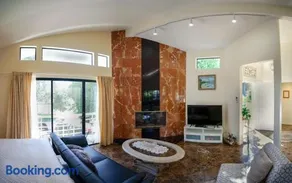 Large Luxury Studio with View in Santa Monica - Image 3